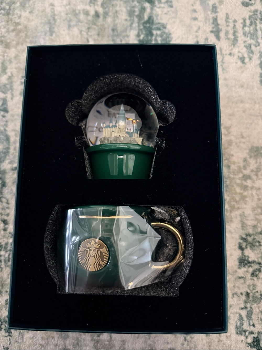 Starbucks x Harry Potter HogwartsDark Green and Gold Mini Mug & Snow Globe Sets